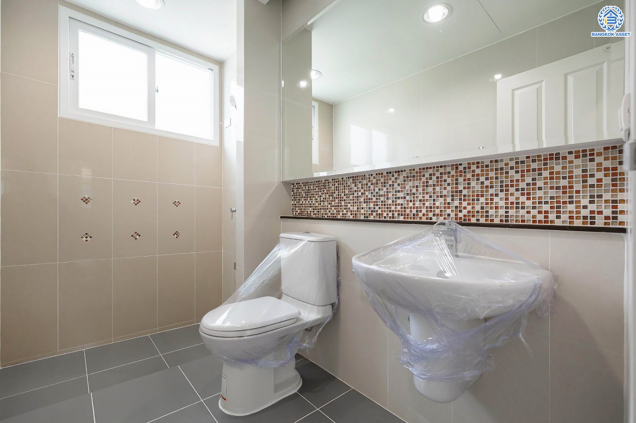 บ้านมือสองตกแต่งใหม่ โครงการ เดอะซิตี้2 พระราม5-ราชพฤกษ์ เนื้อที่ 62.5 ตร.ว. ดีไซน์ตอบทุกไลฟ์สไตล์ ฟังก์ชัน 3 ห้องนอน 3 ห้องน้ำ จอดรถได้ 2 คัน บนทำเลติดถนนใหญ่ เชื่อมต่อทุกเส้นทาง ใกล้จุดขึ้นทางด่วน "ศรีรัช" รายล้อมด้วยสิ่งอำนวยความสะดวกมากมาย